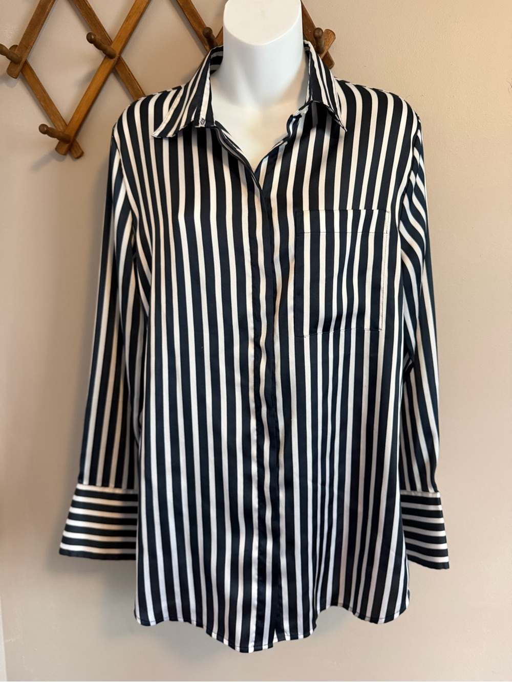 Banana Republic Satin Vertical Stripe Dillon Classic Fit Button Shirt Medium